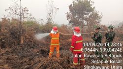 Api Padam Asap Masih Mengepul Babinsa dan Tim Gabungan Perketat Pendinginan Karhutla Di Singkawang Utara