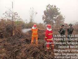 Api Padam Asap Masih Mengepul Babinsa dan Tim Gabungan Perketat Pendinginan Karhutla Di Singkawang Utara