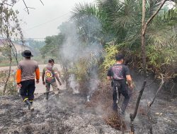 Polres Melawi Bersama Satpol PP Padamkan Api Di Jalan Kota Baru Km.7
