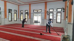 ‎Hari Lalu Lintas Bhayangkara Ke-71 Satlantas Polres Sambas Bersihkan Masjid Dan Salurkan Bantuan
