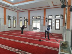 ‎Hari Lalu Lintas Bhayangkara Ke-71 Satlantas Polres Sambas Bersihkan Masjid Dan Salurkan Bantuan