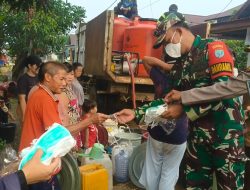 Kodim 1204/Sanggau Bersama Forkopimcam Salurkan Air Bersih Dan Masker Di Jangkang