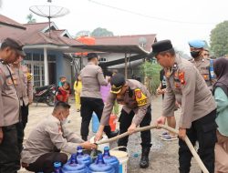 Peduli Kebutuhan Warga Polres Melawi Salurkan 4.000 Liter Air Bersih Ke Tanjung Tengang