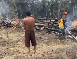 Koramil 1204-14/Belitang Hilir Padamkan Karhutla Seluas 0,5 Hektare Di Menawai Tekam
