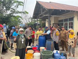 Kemarau Panjang Warga Matang Danau Paloh Dapat Bantuan 6.000 Liter Air Bersih