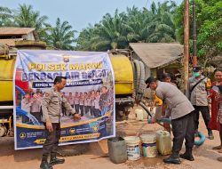 Polsek Marau Peduli Warga Salurkan Air Bersih Dan Bansos Di Tengah Karhutla