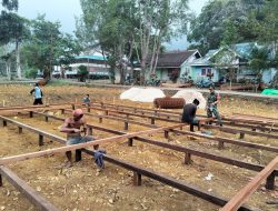 Babinsa Turun Tangan Koptu Damianus Dung Bantu Perehaban Rumah Warga Di Desa Sepandan