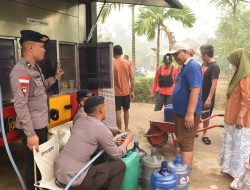 Brimob Kalbar Salurkan Air Bersih untuk Warga Terdampak Kemarau