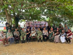 Gencarkan Penyuluhan Kepada Petani Tim Penyuluh Mabes TNI Gelar Penyuluhan Karhutla di Perkebunan Warga Selakau