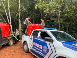Polres Landak Terus Salurkan 2.500 Liter Air Bersih konsumsi setiap harinya Untuk Warga Masyarakat