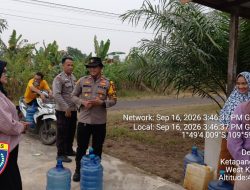 Polsek Delta Pawan Bersama FIF Salurkan Air Minum Masker Dan Vitamin Untuk Warga Terdampak Kemarau
