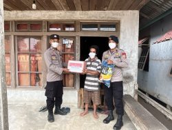 Peduli Warga Terdampak Asap Karhutla Polsek Kota Baru Salurkan Bansos Di Tanah Pinoh