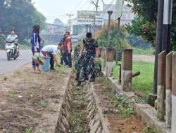 Koramil 1210-02/Mempawah Hulu Bersama Tiga Pilar Dan Warga Bersihkan Selokan serta Trotoar