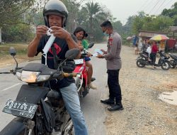 Peduli Kesehatan Warga Polsek Belimbing Bersama BKO Brimob Bagikan Masker Antisipasi Dampak Karhutla