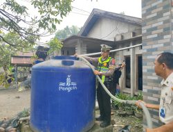 ‎Dalam Menyambut Hari Lalu Lintas Bhayangkara Ke-71 Satlantas Polres Sambas Berbagi 12 Ribu Liter Air Bersih