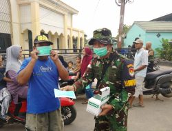 Pos Babinpotmar Sungai Rengas Pantau Pembagian Air Bersih Dan Masker Bagi Masyarakat