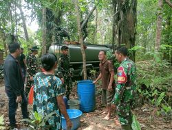 Peduli Kebutuhan Warga Babinsa Koramil 1206-06/Putussibau Utara Salurkan Bantuan Air Bersih Di Desa Melapi