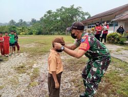 Lindungi Generasi Muda Dari Asap Koptu Dedy Bagikan Masker Kepada Pelajar SDN. 06 Embaloh Hulu