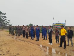 Jelang HUT TNI Koramil 05/Pemangkat Bersinergi Bersama Polri Dan Masyarakat Bersihkan Pesisir Pantai Sinam