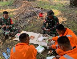 Koramil 1204-18/Nanga Mahap Bersama Yonif TP 538/Arya Tada Padamkan Karhutla Di Desa Tembaga