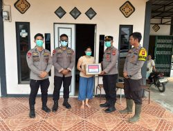 Polsek Belimbing Salurkan Bansos Untuk Warga Terdampak Asap Karhutla