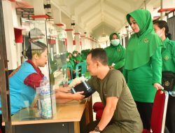 TNI Kuat Bersama Rakyat Kodim 1210/Landak Dan Yon Armed 16/TK Gelar Donor Darah Serta Bakti Sosial