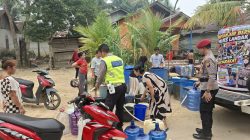 Kompi Polres Landak Salurkan Air Bersih Untuk Warga Terdampak Kekeringan