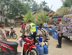 Kompi Polres Landak Salurkan Air Bersih Untuk Warga Terdampak Kekeringan