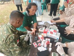 HUT Ke-81 TNI Koramil Semitau Buka Layanan Pengobatan Gratis Untuk Warga Kenepai Komplek