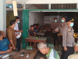 Polsek Menukung Bagikan Masker Kepada Warga Cegah Dampak Asap Karhutla