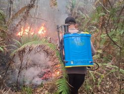 Polsek Ella Hilir Bersama Brimob Dan Masyarakat Tangani Karhutla Gunakan Cairan X-Fire Untuk Pemadaman Dan Pendinginan