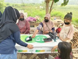 Sidokkes Polres Ketapang Bagikan Masker Dan Cek Kesehatan Warga Di Tengah Karhutla Dan Kabut Asap