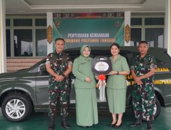 Penyerahan kendaraan secara Simbolis Kepada Pemenang Lomba Posyandu Tingkat Pusat Danrem 121/Abw Berharap Bisa Bermanfaat Bagi Satuan Dan Persit 