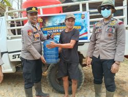 Polsek Belimbing Salurkan Air Bersih Untuk Warga Terdampak Kekeringan Di Belimbing Hulu