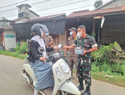 Cegah ISPA Akibat Karhutla Pj. Danramil Semitau Turun Langsung Bagikan Masker Kepada Pengguna Jalan
