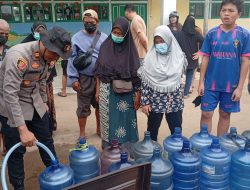Polsek Delta Pawan Salurkan Air Bersih Layak Konsumsi Kepada Warga Kelurahan Mulia Baru
