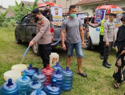 Polres Landak Salurkan 2.500 Liter Air Bersih Ke Warga Terdampak Kemarau Di Dusun Tebing Tinggi