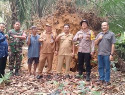 Koramil 1210-02/Mempawah Hulu Bersama Forkopincam Salurkan Bantuan Untuk Korban Angin Puting Beliung