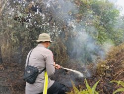Cegah Api Meluas Brimob Kalbar Bersama BPBD Padamkan Kebakaran Lahan Di Sintang
