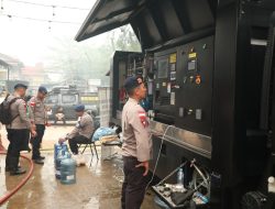 Brimob Kalbar Kembali Salurkan Air Bersih Untuk Meringankan Beban Masyarakat Akibat Kelangkaan Air Bersih