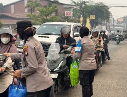 Peduli Kesehatan Warga Polwan Polres Ketapang Bagikan Ratusan Masker Di Tengah Kabut Asap Karhutla