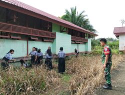 Cegah Wabah Penyakit Babinsa Batang Lupar Ajak Siswa SMPN 01 Bersihkan Lingkungan Sekolah