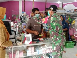 Kabut Asap Makin Tebal Babinsa Puring Kencana Bersama Puskesmas Bagikan Masker Gratis Kepada Masyarakat