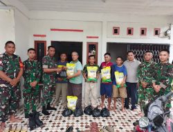 Pasca Karhutla Koramil 03/Tebas Patroli Wilayah Sekaligus Salurkan Sembako Kepada Warga