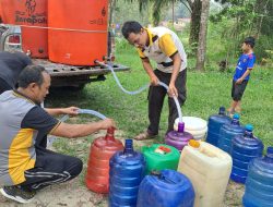 Setetes Kepedulian Di Tengah Kemarau Polsek Ngabang Salurkan Air Bersih Untuk Warga
