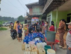 Polres Landak Bagikan Air Bersih Dan 50 Masker Untuk Warga Dusun Tanjung