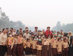 Bersama Forkopimda Kapolres Ketapang Hadiri Peresmian Jembatan Gantung Dusun Lipat Gunting