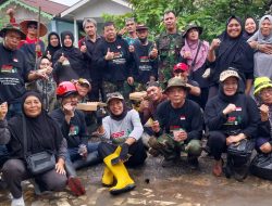 Babinsa Dan Warga Kelurahan Jawa Bersihkan Selokan Wujud Nyata Gotong Royong Jaga Kebersihan Lingkungan