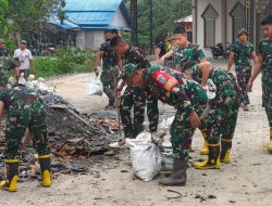 Perlancar Aktivitas Masyarakat Anggota Koramil 07/Teluk Keramat Bersama Warga Timbun Jalan Usaha Tani