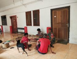 Lestarikan Warisan Leluhur Sertu Dedi Indrianto Motivasi Pengrajin Tenun Sidan Di Rumah Panjang Sungai Abau